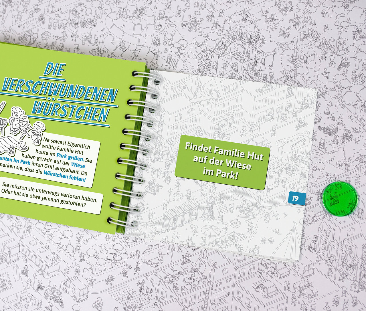 Aufgeschlagenes Spiel MicroMacro Kids »Der verrückte Stadtpark« zeigt eine wimmelbildartige Szene mit dem Titel „Die verschwundenen Würstchen“.