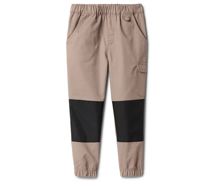 Beige Hose mit schwarzen Kniepatches, elastischem Bund und Taschen.