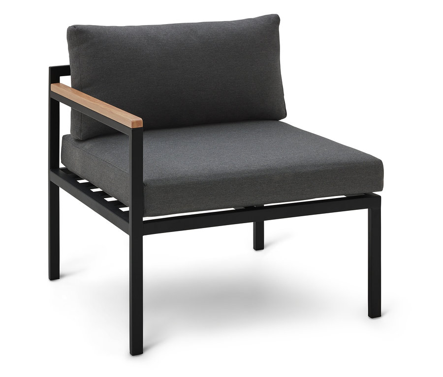 Ein grauer Sessel mit schwarzem Metallrahmen und hellbrauner Armlehne steht auf einem weißen Hintergrund.