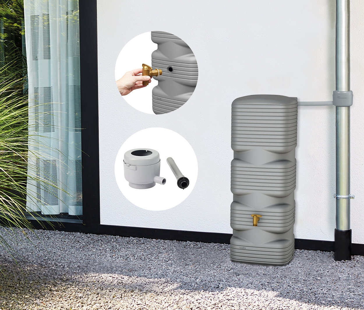 Grauer Regenwassertank mit Wasserhahn und Zubehör neben einem Fallrohr an einer weißen Wand.