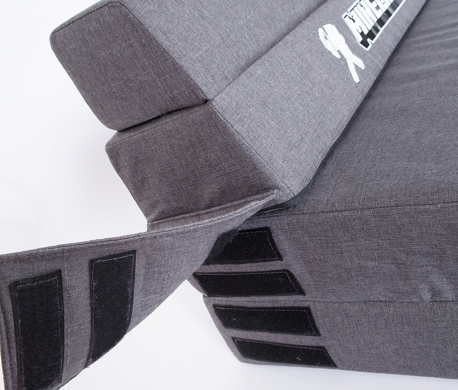 Nahaufnahme des zusammengeklappten roba Minecraft Gaming Sofas in Grau, mit sichtbarem Minecraft-Logo und Klettverschluss.