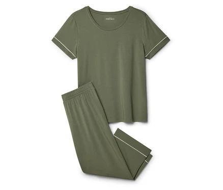 Olivgrünes 3/4-Pyjama-Set mit Kurzarm-Oberteil und Hose, beide mit weißer Paspelierung.