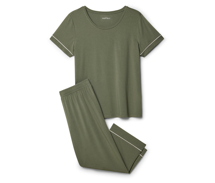 Olivgrünes 3/4-Pyjama-Set mit Kurzarm-Oberteil und Hose, beide mit weißer Paspelierung.