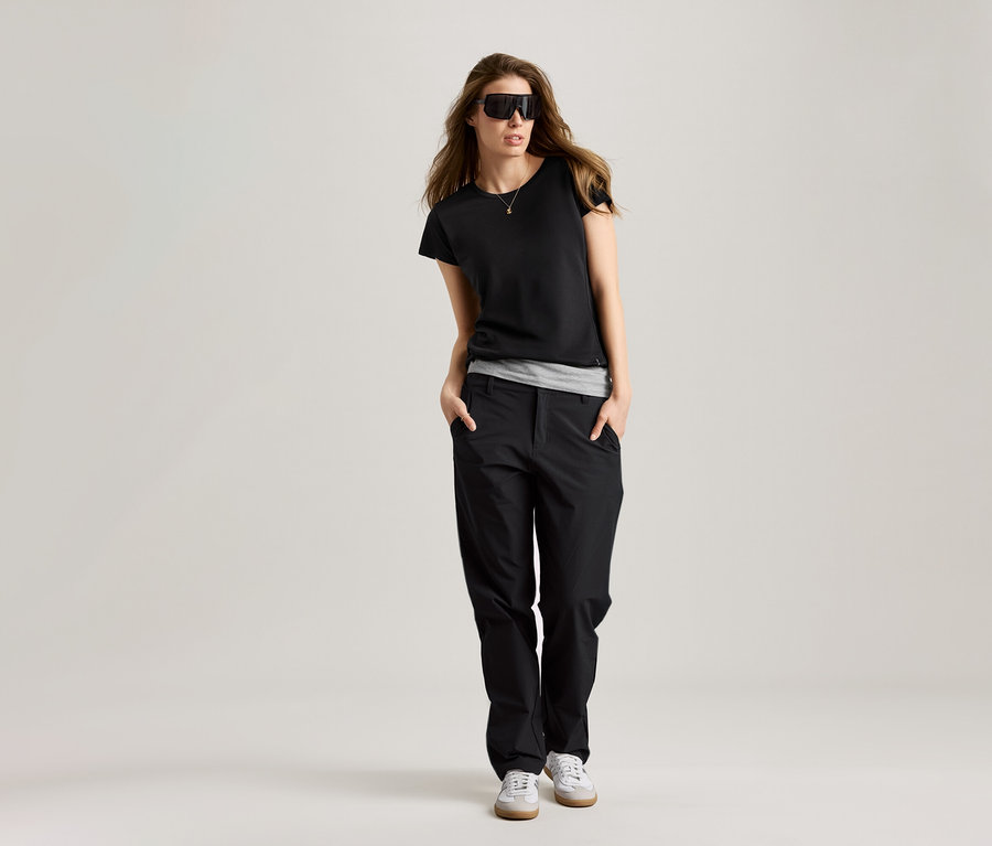 Frau mit Sonnenbrille und schwarzem Sportshirt.