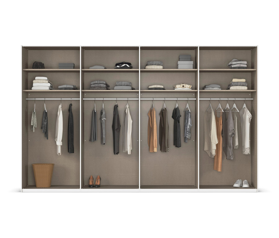 Offener Kleiderschrank mit Regalen und Kleidung auf Bügeln. Auf dem Boden stehen ein Korb, Schuhe und Pumps.