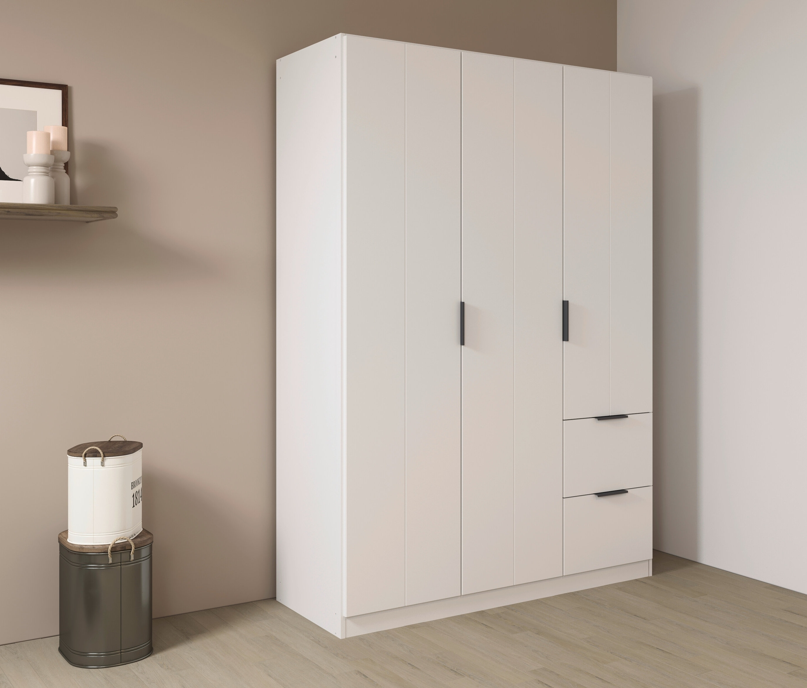 Weißer Kleiderschrank mit vier Türen und zwei Schubladen neben zwei übereinander gestapelten dekorativen Eimern.