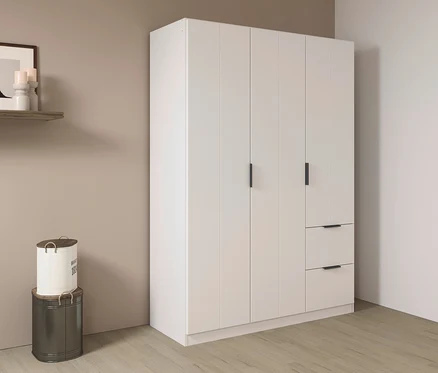 Weißer Kleiderschrank mit vier Türen und zwei Schubladen neben zwei übereinander gestapelten dekorativen Eimern.