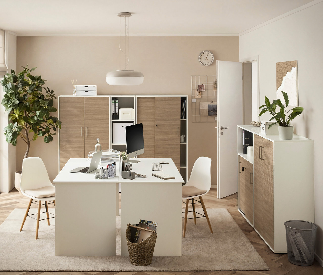 Büro mit Schreibtisch, Stühlen und Aktenschrank »Metz« in Mattweiß/Canello. Auf dem Tisch stehen Laptop, Bildschirm und Büromaterial.