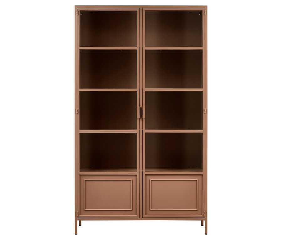 Freistehende, terrakottafarbene Woood »Ronja« Metallvitrine XL mit vier Regalböden hinter Glastüren und zwei geschlossenen Fächern im unteren Bereich.