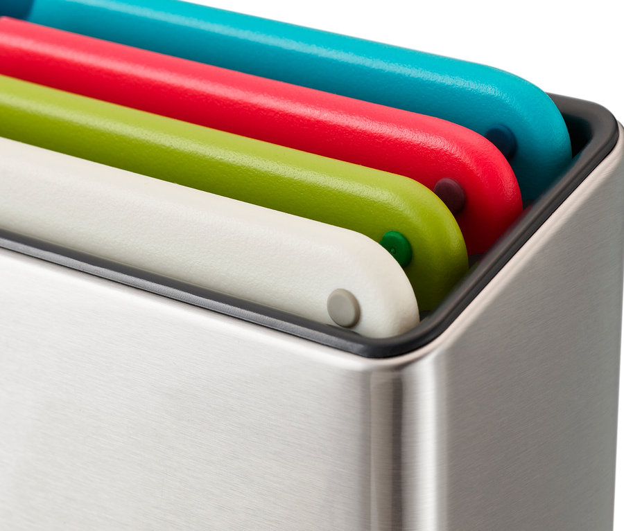 Mehrfarbige Schneidebretter in einem Edelstahlhalter.