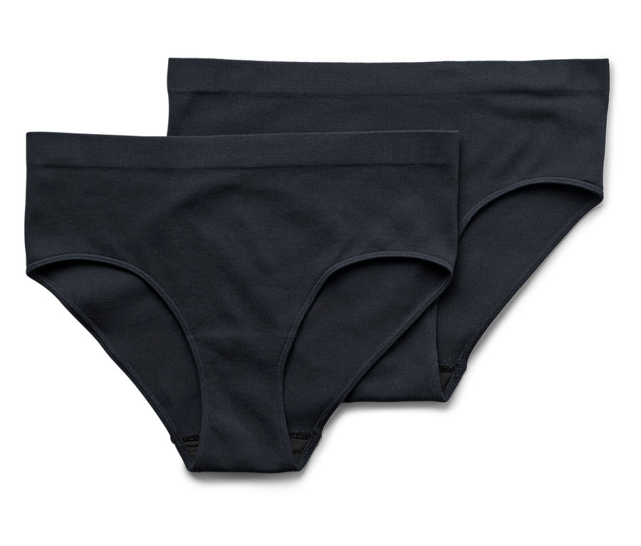 Zwei schwarze Damen Slips liegen übereinander auf einem weißen Untergrund.