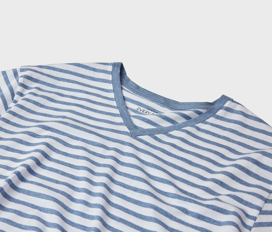 Nahaufnahme eines blau-weiß gestreiften T-Shirts mit V-Ausschnitt.