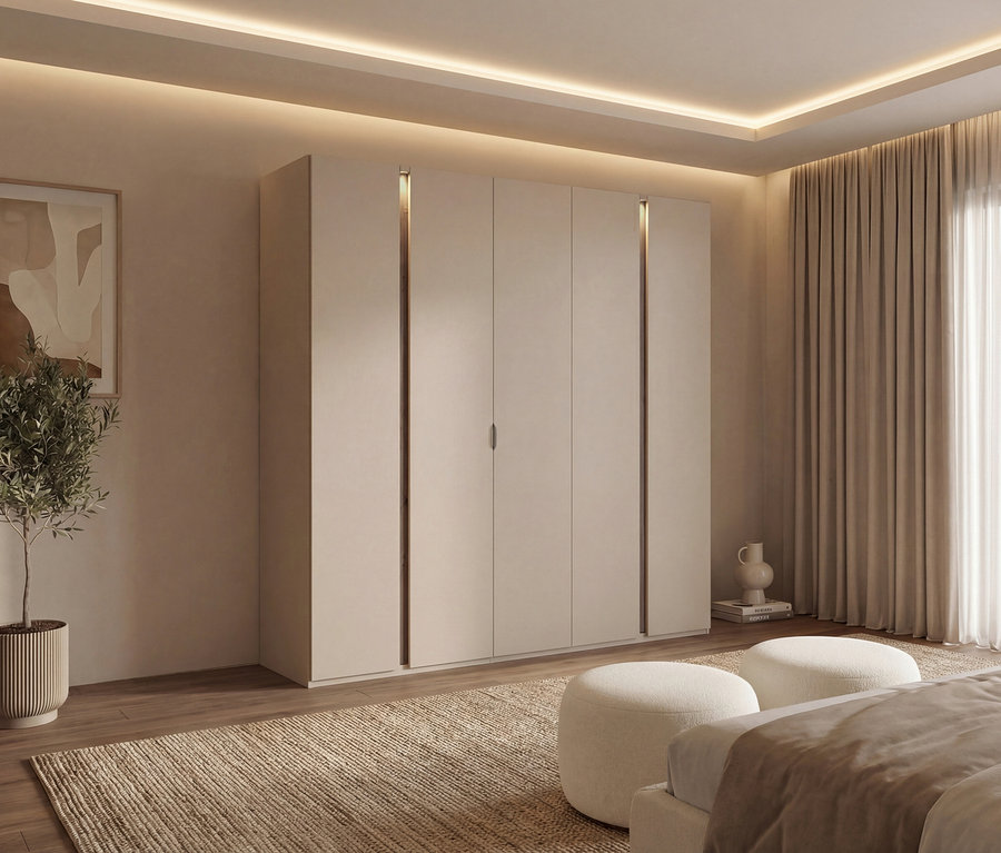 Ein Schlafzimmer zeigt einen 5-türigen rauch Kleiderschrank »Luana« mit Beleuchtung und Basisausstattung neben einem Bett und zwei Hockern.