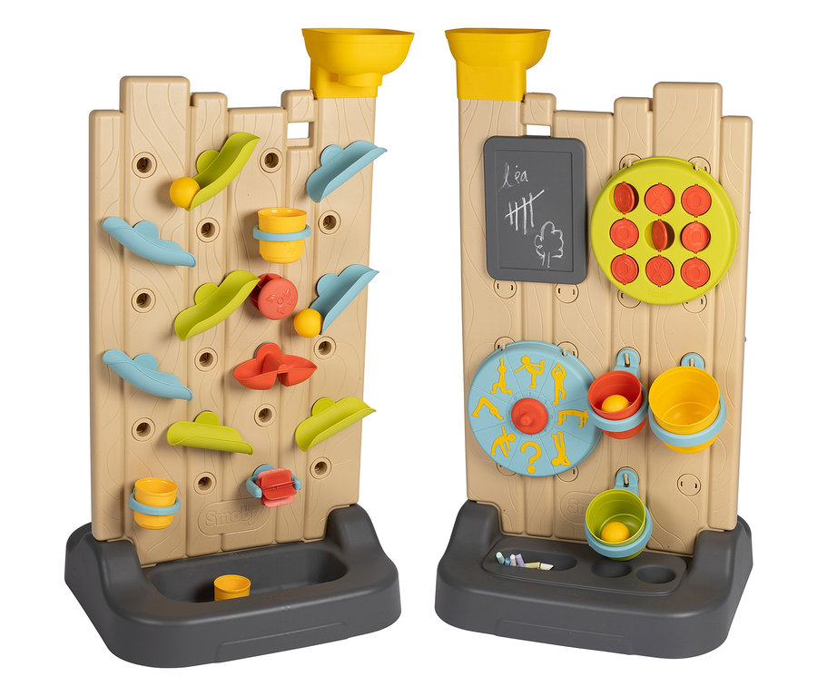 Zwei Smoby Life Activity Walls mit bunten Spielzeugen und einer Tafel sind auf einem grauen Sockel befestigt.