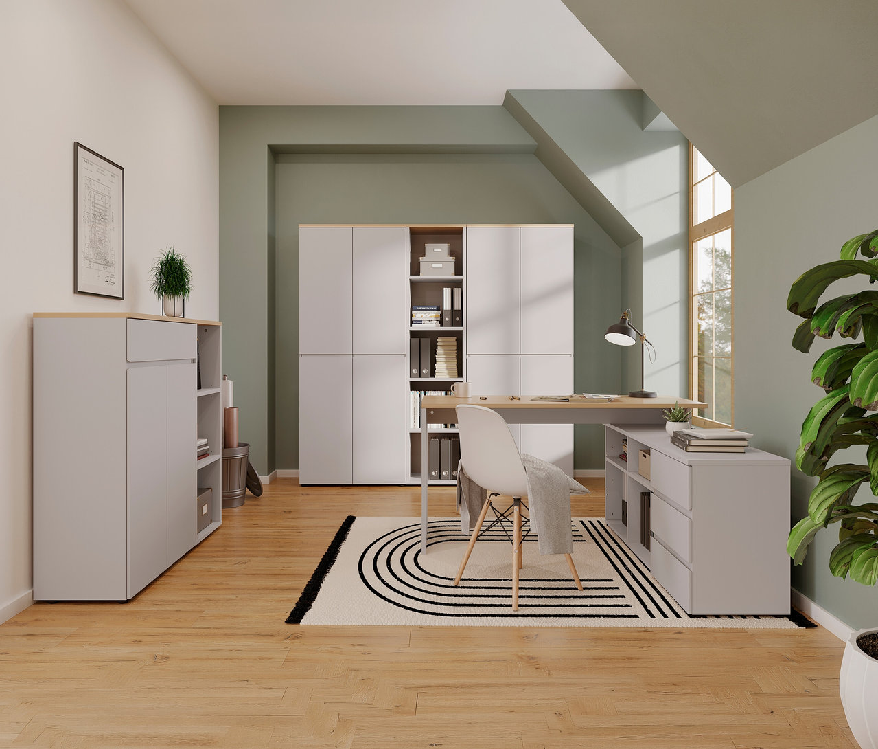 Büro mit großem »Lissabon« Aktenschrank, Schreibtisch, Stuhl und Teppich in einem hellen Raum mit Zimmerpflanze.