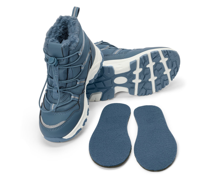 Ein blauer, gefütterter Winterstiefel steht, ein weiterer liegt auf der Seite, daneben zwei blaue Einlegesohlen.