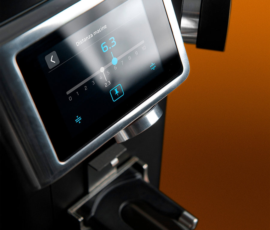 Nahaufnahme einer Kaffeemühle mit digitalem Display, das die Mahldistanz 6.3 anzeigt.