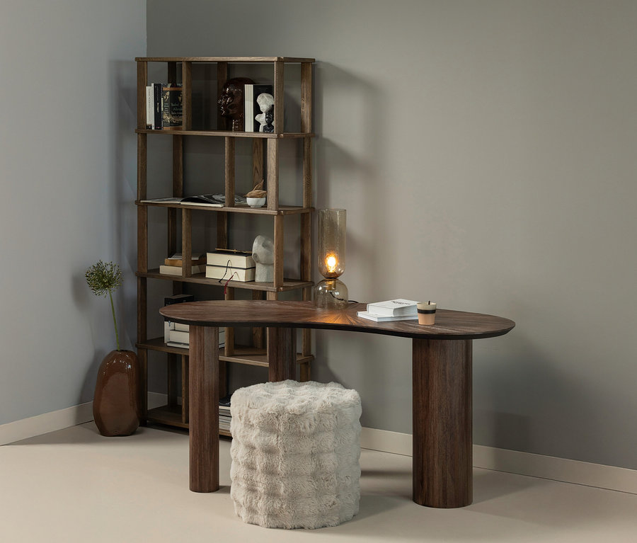 Einrichtungsfoto mit einem hohen, naturfarbenen WOOOD Hocker »Olven« vor einem Schreibtisch und einem Regal.