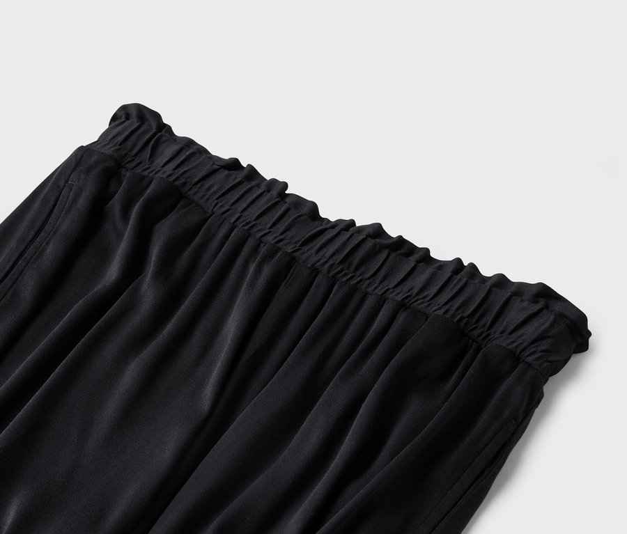 Detailaufnahme einer schwarzen Hose mit elastischem Bund.