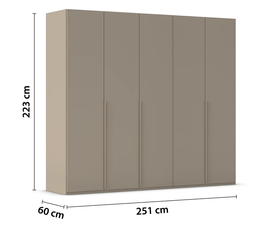 Ein großer, beiger Kleiderschrank mit sechs Türen steht vor einem weißen Hintergrund. Die Maße sind 223 cm hoch, 251 cm breit und 60 cm tief.