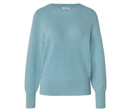 Hellblauer Feinstrickpullover mit Rundhalsausschnitt, Raglanärmeln und Rippbündchen.
