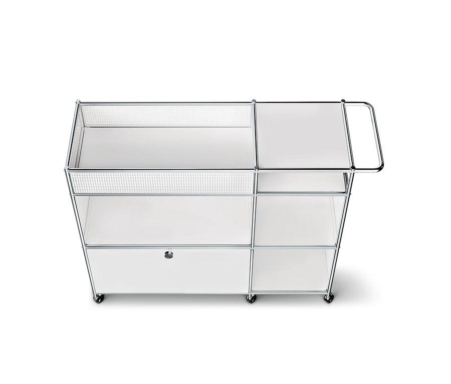 Weißer und verchromter modularer Rollwagen auf Rädern mit perforierter Seitenwand, Griff, offenen Fächern und einem geschlossenen Schrank mit Knopf.