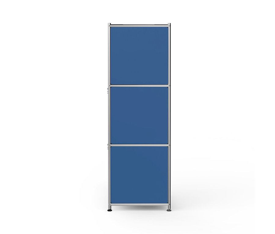Ein hohes, schmales modulares Regal mit silbernem Rahmen und drei übereinander gestapelten blauen rechteckigen Fächern, auf kurzen dunklen Füßen vor weißem Hintergrund.