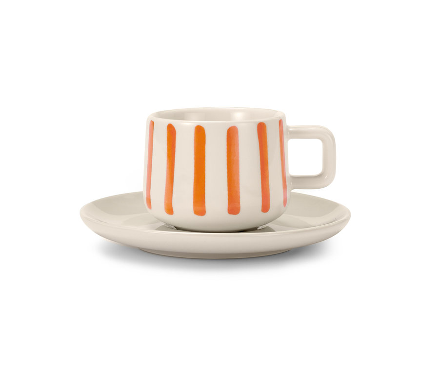 Eine weiße Tasse mit orangen Streifen steht auf einer weißen Untertasse.
