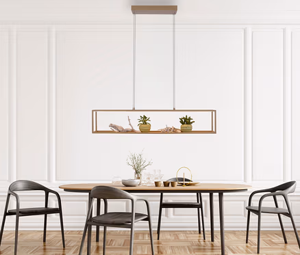 Ein Esszimmer mit einem ovalen Holztisch und vier dunkelgrauen Stühlen. Darüber hängt eine rechteckige Pendelleuchte aus Holz mit zwei Topfpflanzen und Treibholz.