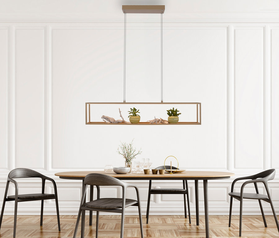 Ein Esszimmer mit einem ovalen Holztisch und vier dunkelgrauen Stühlen. Darüber hängt eine rechteckige Pendelleuchte aus Holz mit zwei Topfpflanzen und Treibholz.