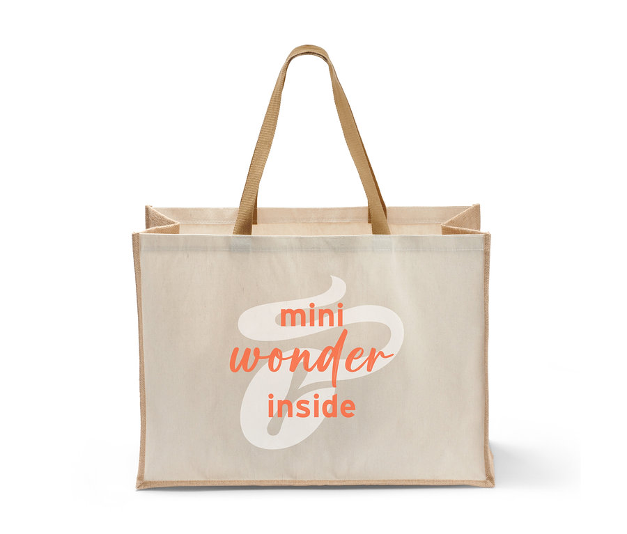 Eine Stofftasche mit dem Aufdruck "mini wonder inside" in Koralle.