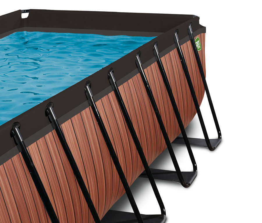 Ein rechteckiges EXIT Pool-Set (400 x 200 cm) in Holzoptik mit brauner Außenwand und schwarzen Stützen, gefüllt mit blauem Wasser.