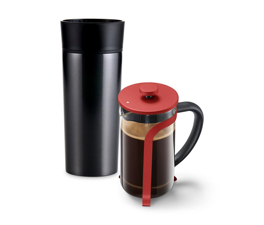 Schwarzer Thermobecher neben French Press mit rotem Deckel, Teil des Geschenksets "Liebe-To-Go".