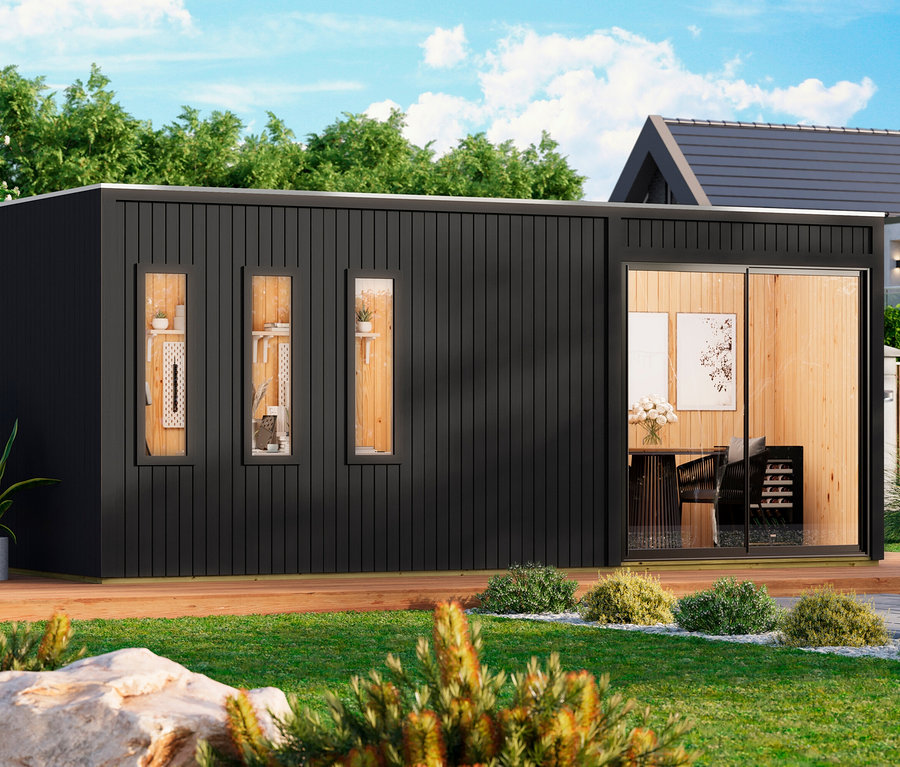 Ein modernes schwarzes Modulgebäude mit vertikaler Verkleidung und einer Holzterrasse steht in einem grünen Garten. Drei schmale Fenster links zeigen Regale mit Dekoration, während eine große Glasschiebetür rechts einen Essbereich mit Tisch, Stühlen, Blumen und Kunst offenbart.