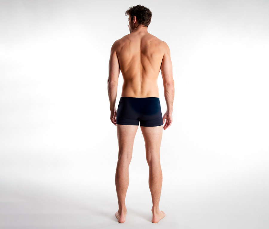 Mann steht mit dem Rücken zur Kamera und trägt dunkle Tom Tailor Colorado Slipboxer.