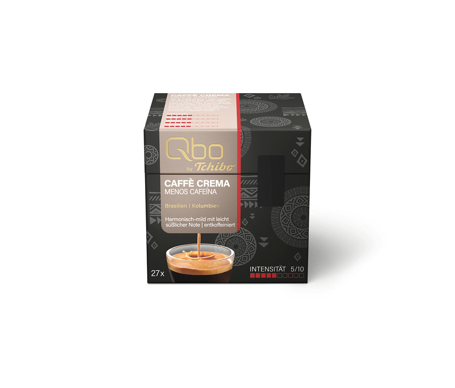 Qbo by Tchibo Caffè Crema Menos Cafeína Kaffeekapselpackung, entkoffeiniert, harmonisch-mild mit süßlicher Note, Intensität 5/10, 27 Stück. Zeigt Kaffee, der in eine Tasse fließt.