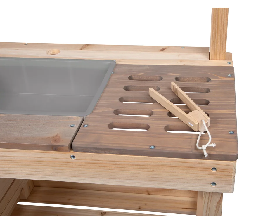 Detailansicht der small foot Matschküche und Kaufladen mit Spülbecken und Holzzange.