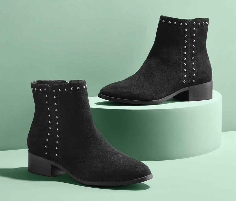 Zwei schwarze Veloursleder-Boots mit Nieten.