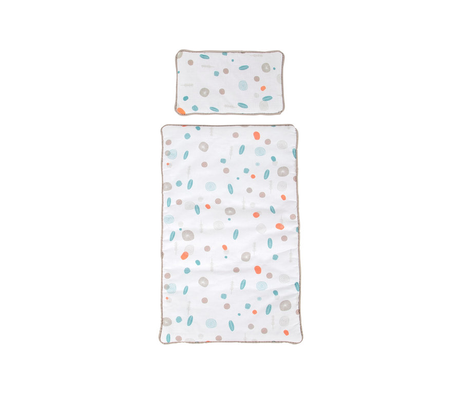 small foot Puppen-Wiegebett »Little Button« mit Kissen und Decke, weiß mit bunten Kreisen und Blättern in Orange, Blau, Grau und beigem Rand.