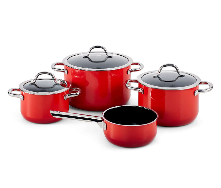 Vierteiliges Silit-Kochgeschirr-Set Passion Red auf weißem Hintergrund.