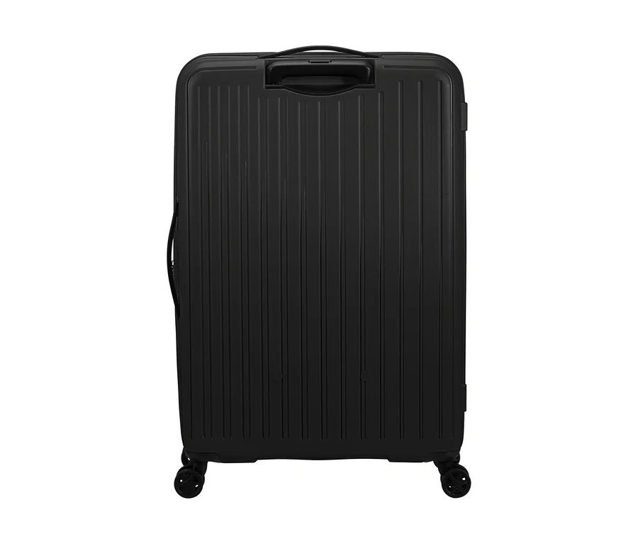 Großer schwarzer Koffer American Tourister "Rejoy Spinner" mit vertikalen Rillen, vier Rollen und ausziehbarem Griff.