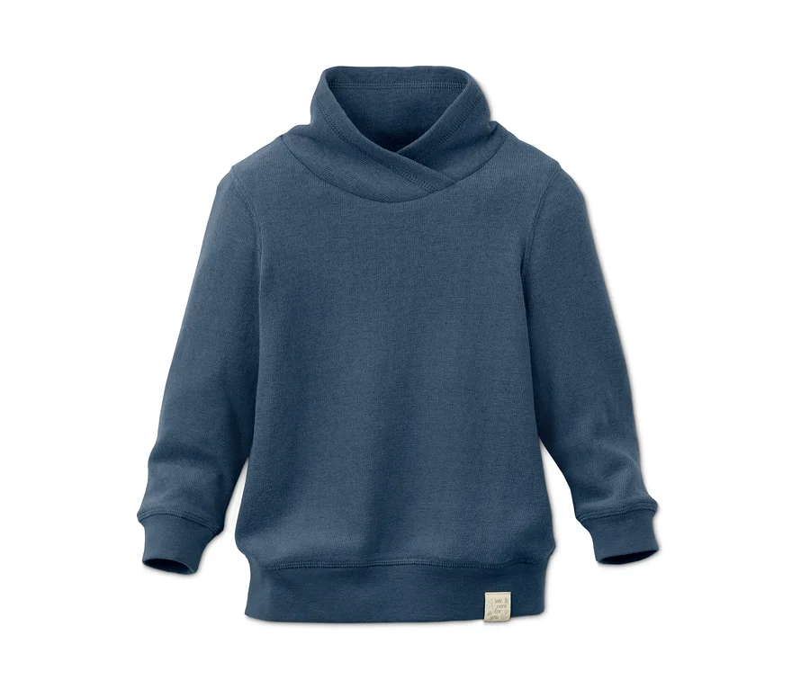 Blauer Pullover auf weißem Hintergrund.