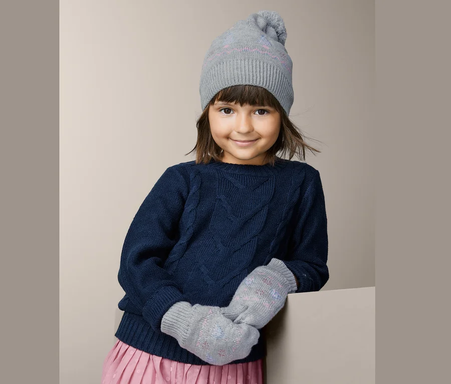 Mädchen trägt ein Mütze-Handschuh-Set.