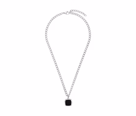 Nahaufnahme der Amor Unisex-Halskette »Panzer« mit silberner Kette und schwarzem, quadratischem Anhänger.