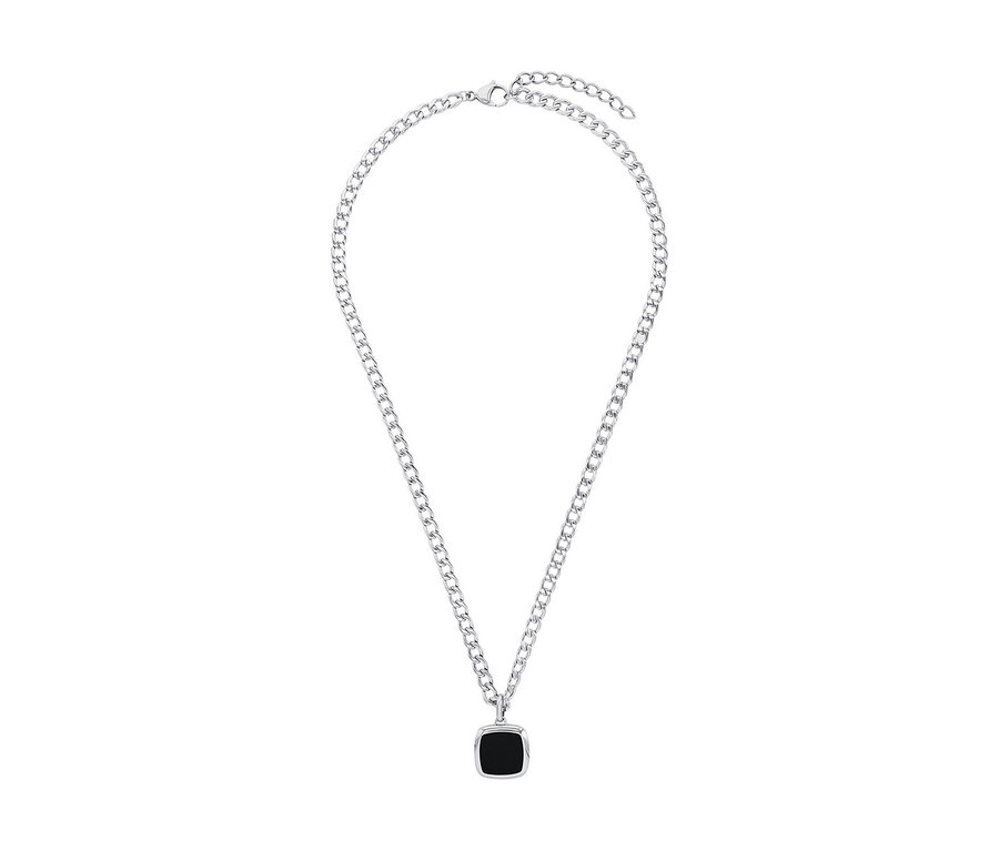 Nahaufnahme der Amor Unisex-Halskette »Panzer« mit silberner Kette und schwarzem, quadratischem Anhänger.