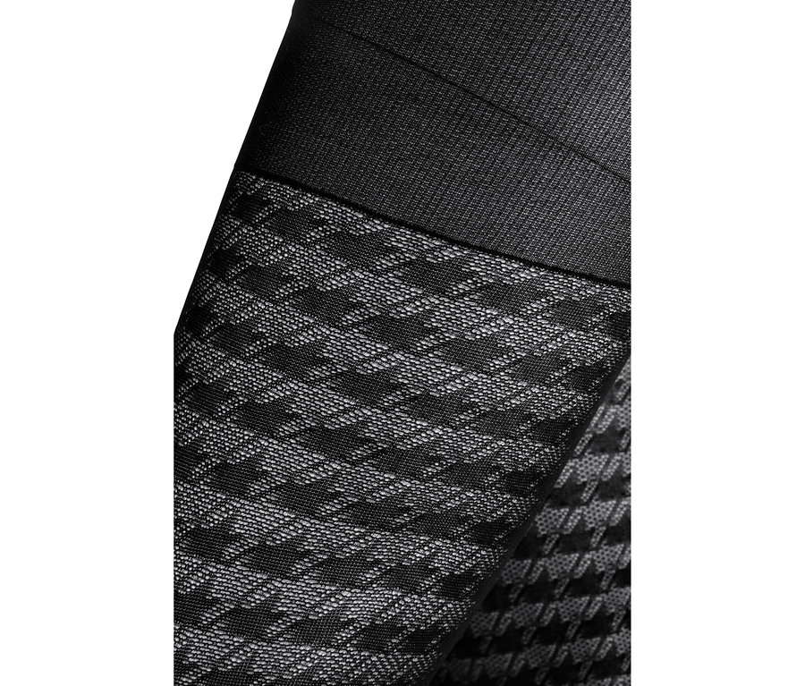 Detailaufnahme einer Trendstrumpfhose mit Hahnentrittmuster.