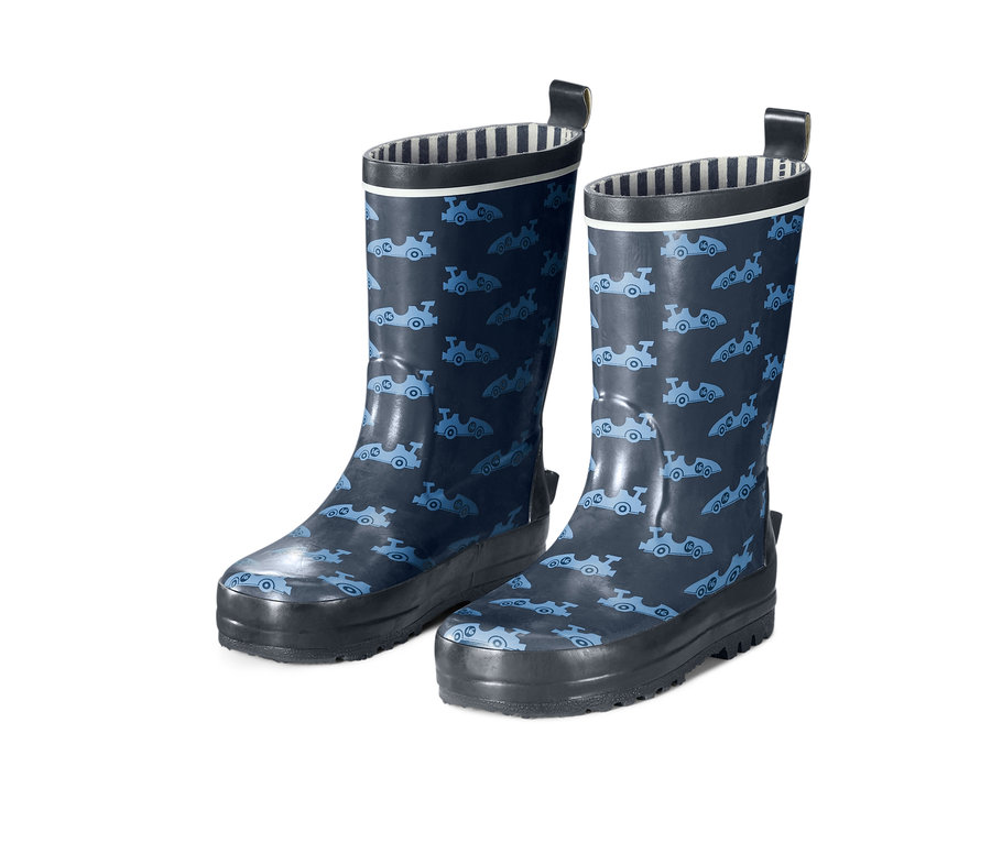 Ein Paar Regenstiefel mit blauem Autoaufdruck.
