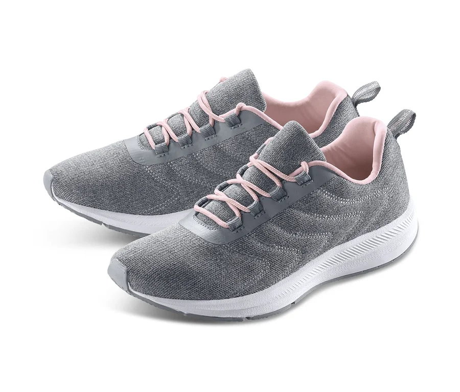 Zwei Sneaker auf weißem Hintergrund.