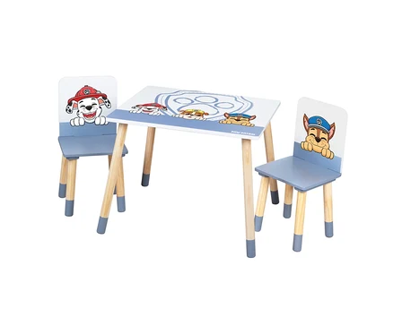 Ein Kindertisch mit zwei Stühlen, dekoriert mit Paw Patrol-Figuren.