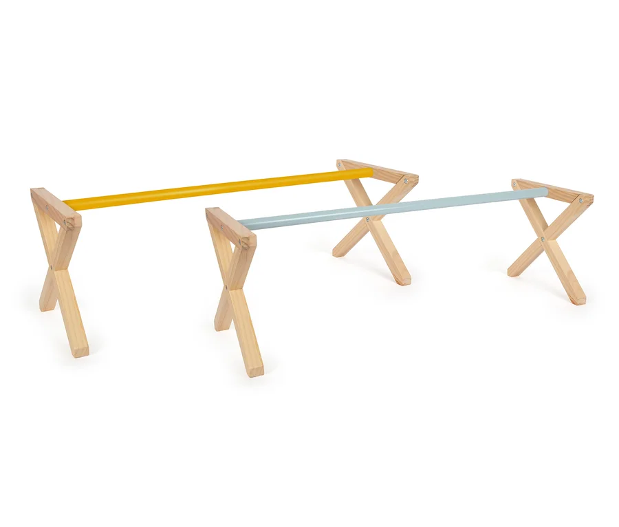 Zwei Hindernisse aus dem small foot Cavaletti-Hindernis-Set, eines mit gelber und eines mit blauer Stange.